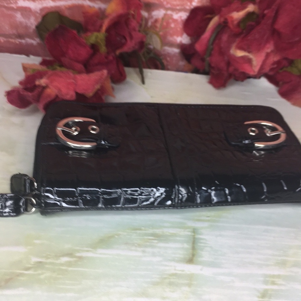 Black Crocodile-Embossed Faux Patent Leather Zippered Wallet - Picture 6 of 9